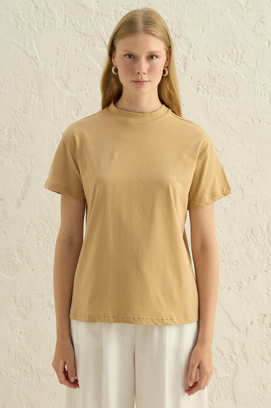 Dik Yaka Yarım Kollu Cotton Basıc T-Shirt Camel