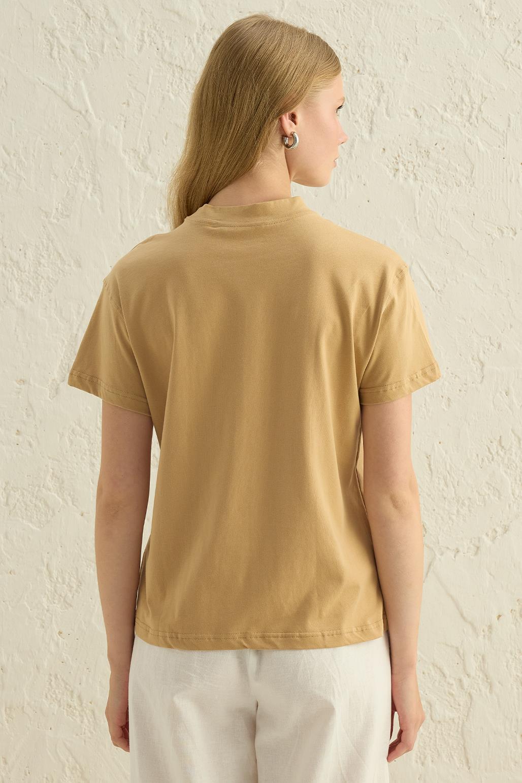 Dik Yaka Yarım Kollu Cotton Basıc T-Shirt Camel